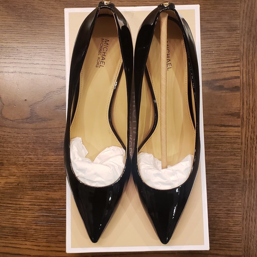 Michael Kors 9 Black patent kitten heel